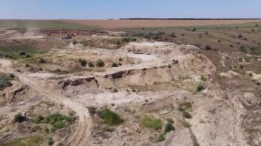 Çalılıklarda taş ocağını su bastı. Madencilik ve Taş ocağı. Hava Görünümü