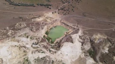 Çalılıklarda taş ocağını su bastı. Madencilik ve Taş ocağı. Hava Görünümü