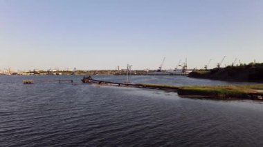 Liman üzerinde uçmak. Liman. Hava Görünümü