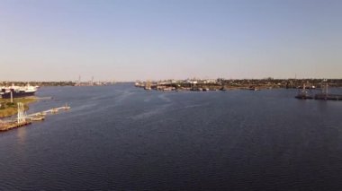 Liman üzerinde uçmak. Liman. Hava Görünümü