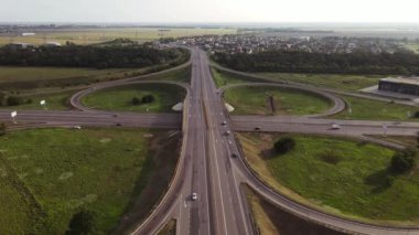 Clover Köprüsü 'nde trafik arabaları. Kargo Taşımacılığı. Hava Görünümü