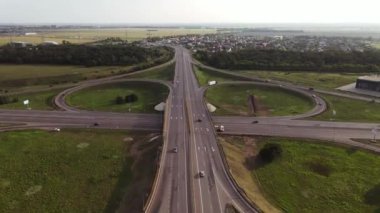 Clover Köprüsü 'nde trafik arabaları. Kargo Taşımacılığı. Hava Görünümü