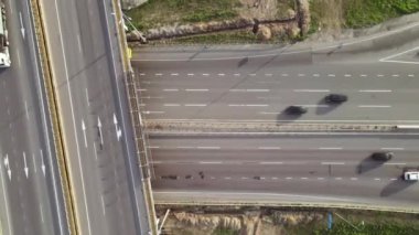 Clover Köprüsü 'nde trafik arabaları. Kargo Taşımacılığı. Hava Görünümü