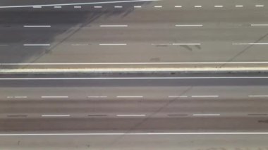 Clover Köprüsü 'nde trafik arabaları. Kargo Taşımacılığı. Hava Görünümü