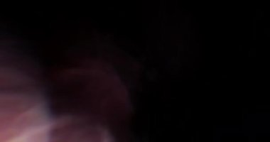 Sonbahar Fişekleri. Video için güzel ve sıcak makro kaplamalar. Kristal 'den geçen güneşin parıltısı. Camın içinden Parlak Işık Yakından.