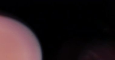 Sonbahar Fişekleri. Video için güzel ve sıcak makro kaplamalar. Kristal 'den geçen güneşin parıltısı. Camın içinden Parlak Işık Yakından.