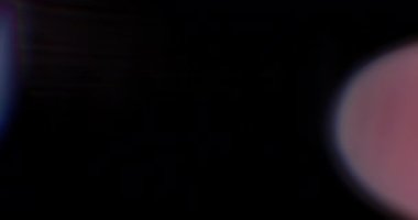 Sonbahar Fişekleri. Video için güzel ve sıcak makro kaplamalar. Kristal 'den geçen güneşin parıltısı. Camın içinden Parlak Işık Yakından.