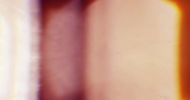 Sonbahar Fişekleri. Video için güzel ve sıcak makro kaplamalar. Kristal 'den geçen güneşin parıltısı. Camın içinden Parlak Işık Yakından.