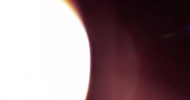 Sonbahar Fişekleri. Video için güzel ve sıcak makro kaplamalar. Kristal 'den geçen güneşin parıltısı. Camın içinden Parlak Işık Yakından.