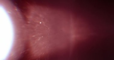 Sonbahar Fişekleri. Video için güzel ve sıcak makro kaplamalar. Kristal 'den geçen güneşin parıltısı. Camın içinden Parlak Işık Yakından.