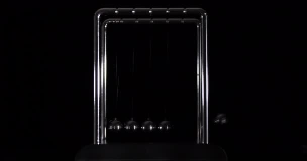 Newton Cradle Close Onda Pêndulo Bolas Metal — Vídeo de Stock