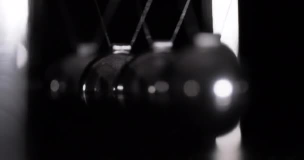 Newton Cradle Close Pendulum Wave Metalen Ballen — Stockvideo