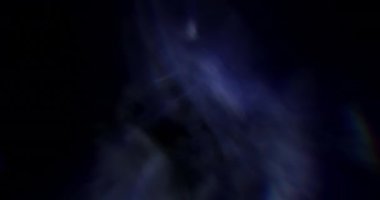 Mavi fişekler. Video için güzel Macro Overlays. Kristal 'in içinden geçen ışığın parıltısı. Camın içinden Parlak Işık Yakından.