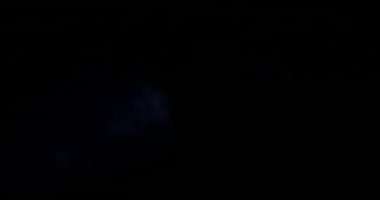 Mavi fişekler. Video için güzel Macro Overlays. Kristal 'in içinden geçen ışığın parıltısı. Camın içinden Parlak Işık Yakından.