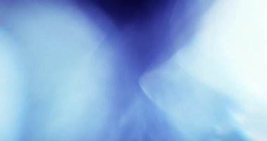 Mavi fişekler. Video için güzel Macro Overlays. Kristal 'in içinden geçen ışığın parıltısı. Camın içinden Parlak Işık Yakından.