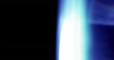 Mavi fişekler. Video için güzel Macro Overlays. Kristal 'in içinden geçen ışığın parıltısı. Camın içinden Parlak Işık Yakından.