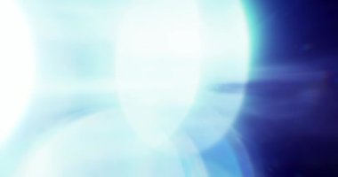 Mavi fişekler. Video için güzel Macro Overlays. Kristal 'in içinden geçen ışığın parıltısı. Camın içinden Parlak Işık Yakından.