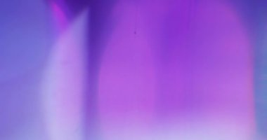 Mavi fişekler. Video için güzel Macro Overlays. Kristal 'in içinden geçen ışığın parıltısı. Camın içinden Parlak Işık Yakından.