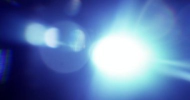 Mavi fişekler. Video için güzel Macro Overlays. Kristal 'in içinden geçen ışığın parıltısı. Camın içinden Parlak Işık Yakından.