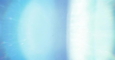 Mavi fişekler. Video için güzel Macro Overlays. Kristal 'in içinden geçen ışığın parıltısı. Camın içinden Parlak Işık Yakından.