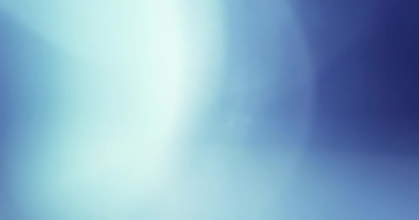 青い炎 動画の美しいマクロオーバーレイ クリスタルを通して光の輝き クローズアップのガラス越しの明るい光 — ストック動画