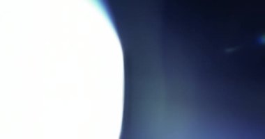 Mavi fişekler. Video için güzel Macro Overlays. Kristal 'in içinden geçen ışığın parıltısı. Camın içinden Parlak Işık Yakından.