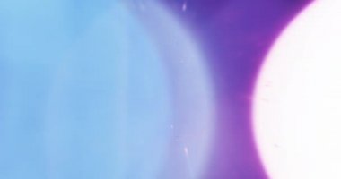 Mavi fişekler. Video için güzel Macro Overlays. Kristal 'in içinden geçen ışığın parıltısı. Camın içinden Parlak Işık Yakından.