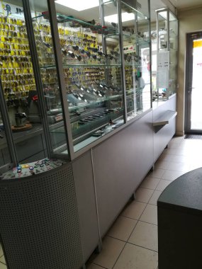 Vitrin, mal ve makine ile anahtar imalatı için bir atölye görüntüsü.