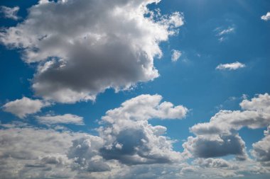 Cumulonimbus bulutları süzülür güneşli mavi gökyüzünde