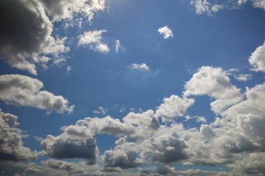 Mavi gökyüzündeki Cumulonimbus güneş ışığıyla aydınlandı