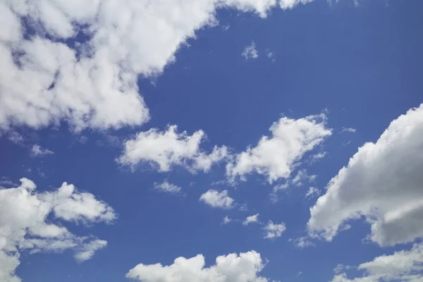 Céu Índigo Com Nuvens Parecidas Com Algodão — Fotografia de Stock