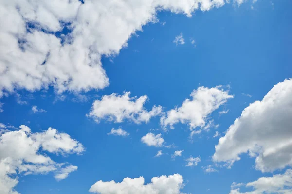 Cieli Blu Con Nuvole Cumuli Bianchi Grigi — Foto Stock