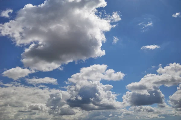 Σύννεφα Cumulus Πετούν Στον Γαλάζιο Ουρανό — Φωτογραφία Αρχείου