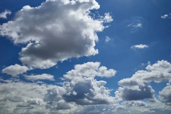 Des Nuages Incroyables Volent Dans Ciel Bleu — Photo