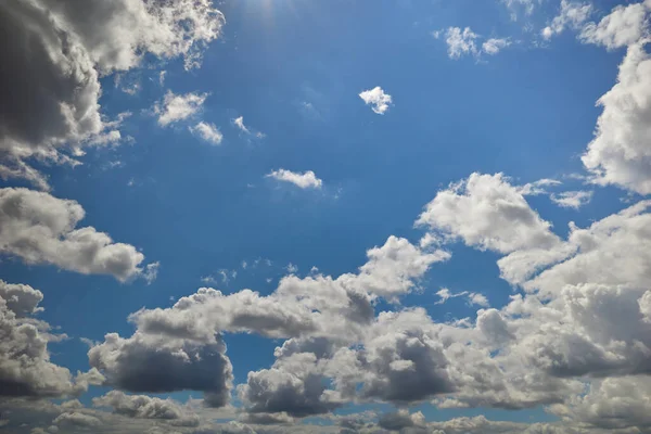 Helder Zonlicht Verlichtte Blauwe Lucht Met Regenwolken — Stockfoto