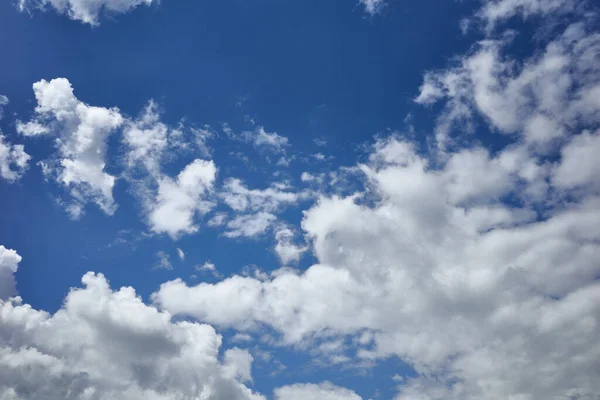 Betoverende Blauwe Lucht Bedekt Met Wolken — Stockfoto