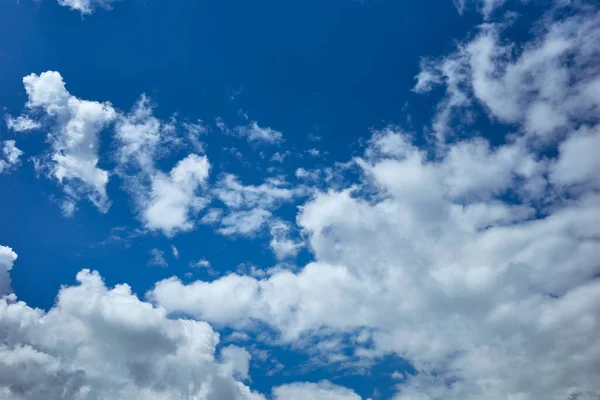 Хмари Блакиті Неба — стокове фото