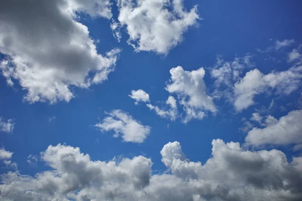Kümülonimbus Bulutları Mavi Gökyüzünde Yükselen Bir Hava Kütlesi Oluşturuyor — Stok fotoğraf