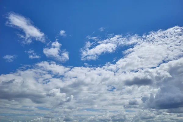 Cielo Azzurro Punteggiato Nuvole Cumulate Alla Luce Del Sole Estivo — Foto Stock