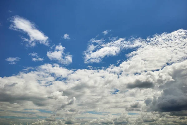 Cumulus Bezaaide Blauwe Lucht Zonlicht — Stockfoto