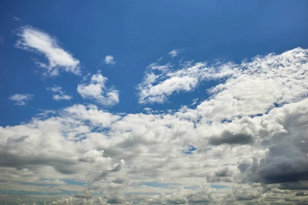 Cielo Blu Cosparso Cumulo Nella Luce Del Sole — Foto Stock