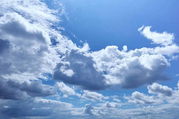 Luminoso Blu Del Cielo Con Bellissime Nuvole Cumulus Illuminate Dal — Foto Stock