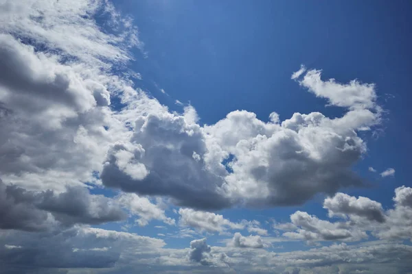 Nuvole Pioggia Illuminate Dalla Luce Del Sole Nel Cielo Blu — Foto Stock