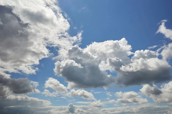Zon Achter Wolken Verlichtte Blauwe Lucht — Stockfoto