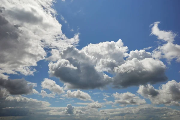 Nuvole Soffici Bianche Grigie Nel Cielo Una Giornata Sole Brillante — Foto Stock