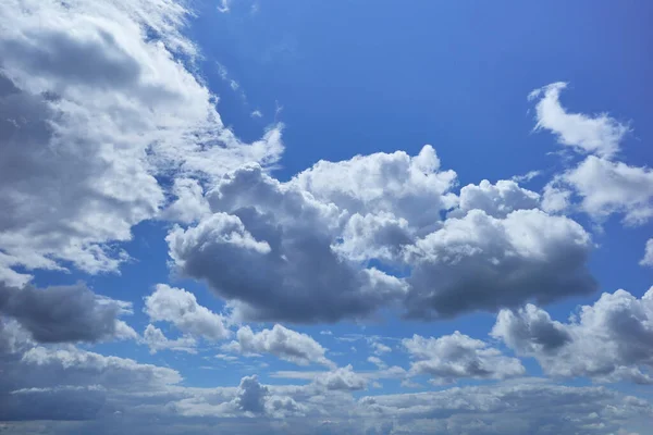Cielo Azzurro Nuvoloso Illuminato Dal Sole Mezzogiorno Luminoso — Foto Stock