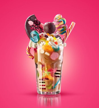 Canavar sallamak, izole ucube karamel sallamak. Renkli, şenlikli bir milkshake tatlılar ile kokteyl jöle. Renkli karamel milkshake dizi farklı childs tatlılar ve beyaz cama davranır