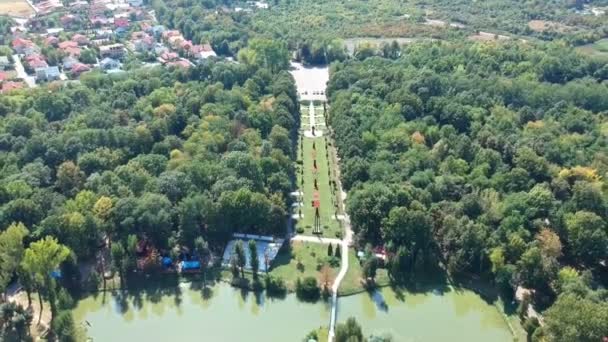 Letecké Záběry Zobrazující Hlavní Vchod Uličkou Jezero Okolní Vegetace Bucov — Stock video