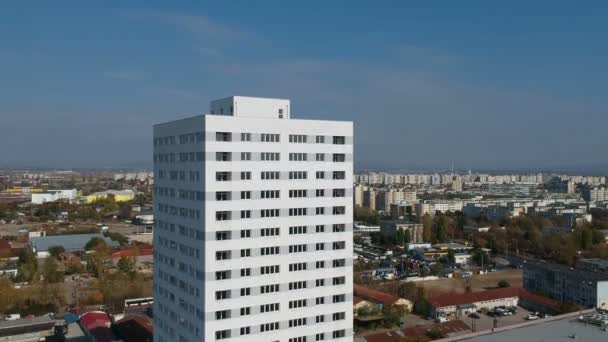 Drone Footage Stiger Ovanför Tall Lägenheter Tower Block Uppbyggnad Ploieşti — Stockvideo