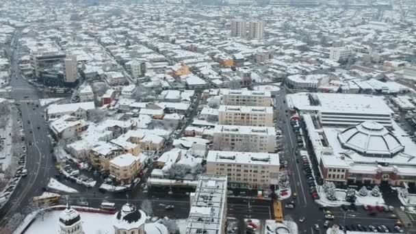 新雪後ルーマニア 主要な正方形 代表的な建物 冬景色プロイェシュティ市中心市街地の無人機からの眺め空中パン — ストック動画